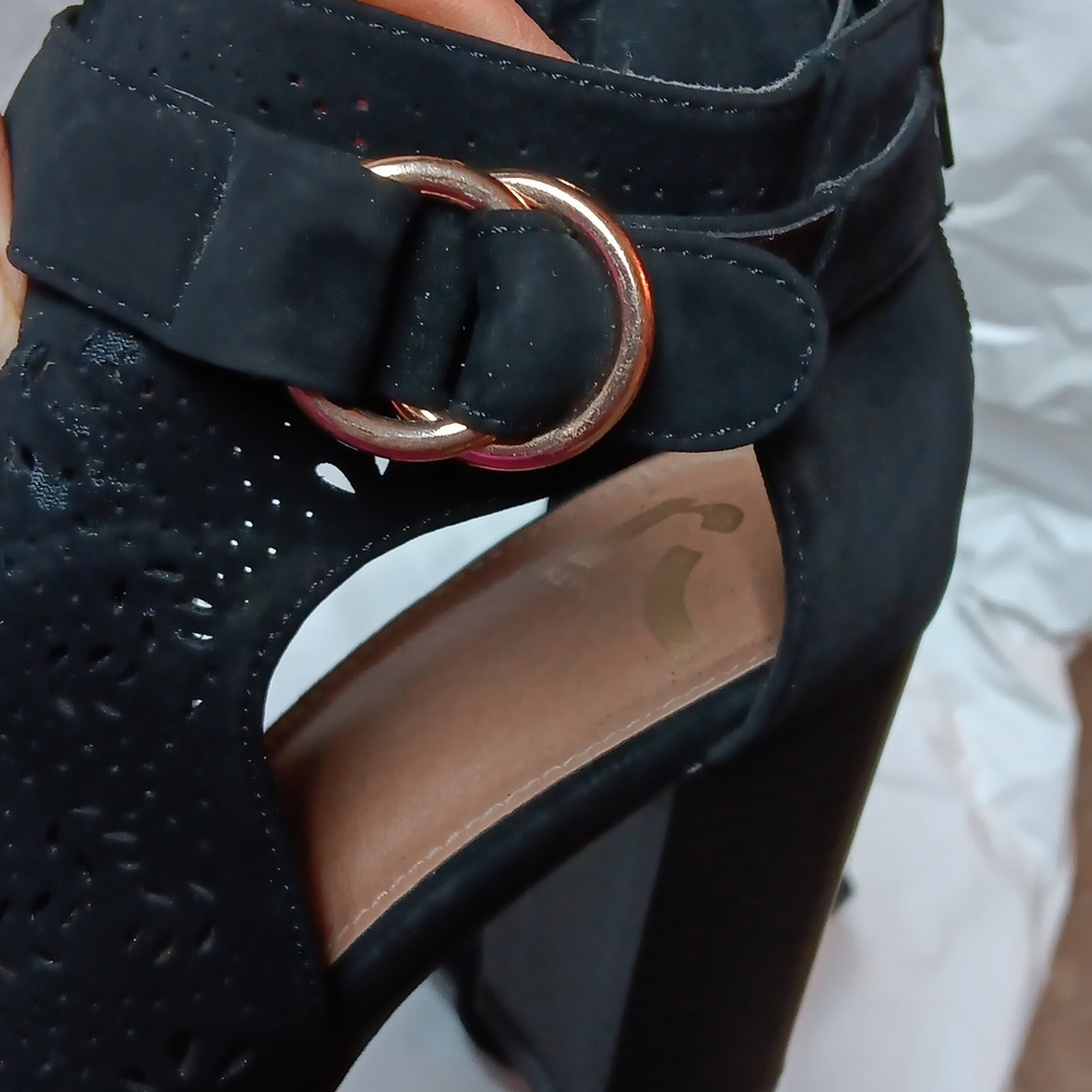 Report Elegant Black Women's Block Heeled Sandals Size 7 - Picture 8 of 12